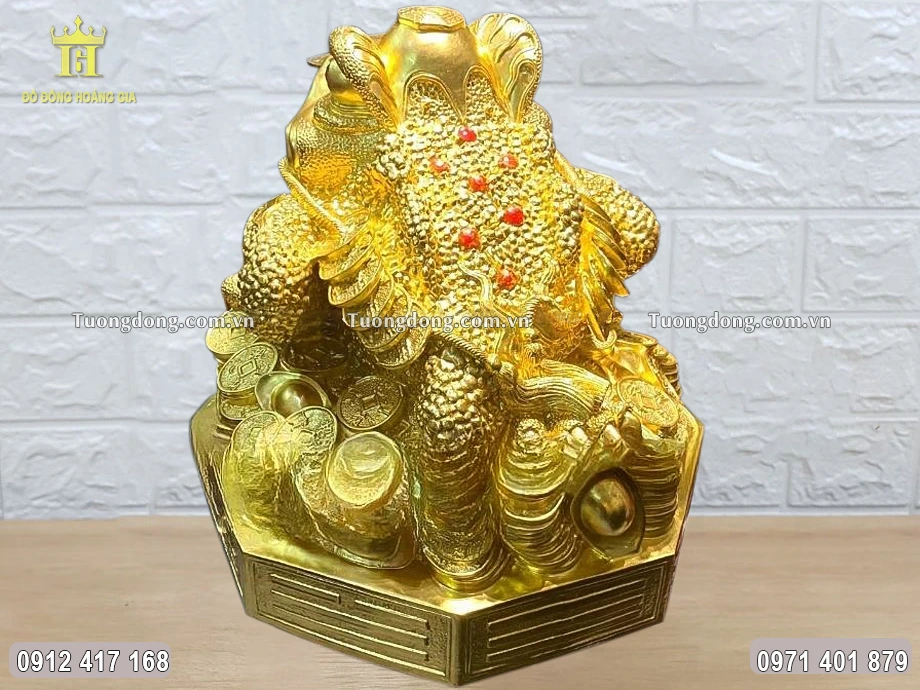 Hình ảnh phía sau của bức tượng cóc ba chân